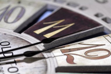 Gece yarısı saat gösterir 