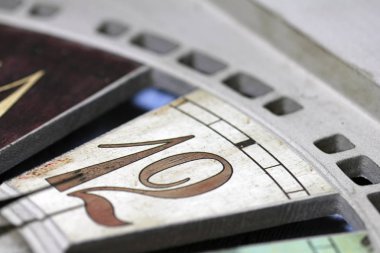 Gece yarısı saat gösterir 