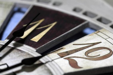 Gece yarısı saat gösterir 