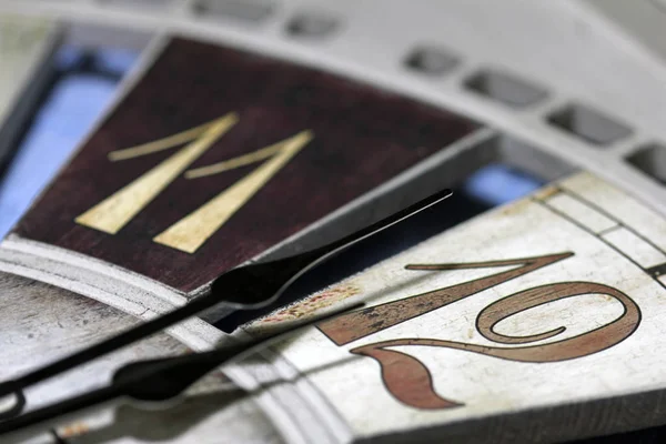 Gece yarısı saat gösterir 