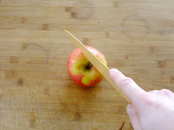Couper une pomme — Photo