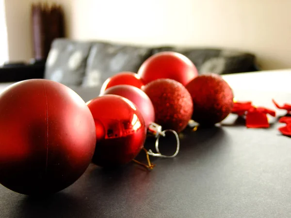 Boules de Noël sur la table — Photo