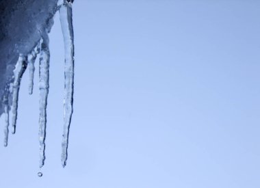 Çatıdaki Icicle ve Falling su düşüşü