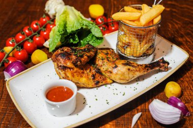 Yavaş Kavrulmuş yarım chichen ve patates kızartması