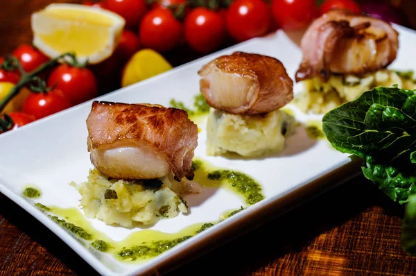 Seared scallops wrapped in panchetta — Stock Photo, Image
