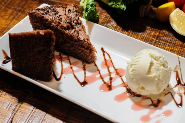 Dondurma çikolatalı kek parçası