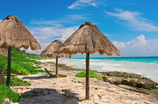 Tropikalnej plaży w Morze Karaibskie, Yucatan. Meksyk. — Zdjęcie stockowe