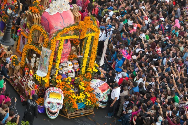 Day of the dead parade in Mexico city. — Stock Photo, Image