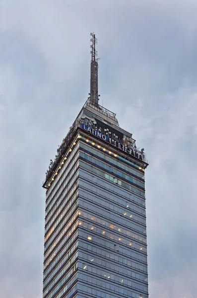 Torre latinoamericana in mexikanischer Stadt. — Stockfoto