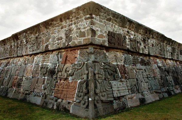 Templo de la Serpiente Plumada en Xochicalco, México . — Foto de Stock