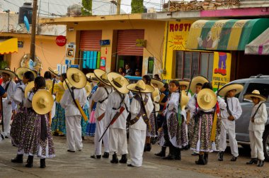 Çocuklar Meksika devrim günü geçit üzerinde.