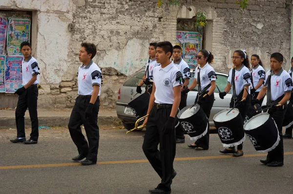 Niños en desfile en el Día de la Revolución de México . — Foto de Stock