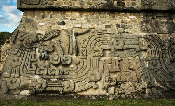 Temple opeřený had v Xochicalco, Mexiko. — Stock fotografie