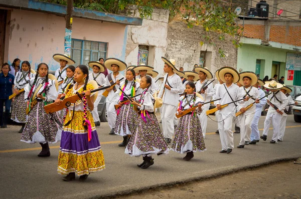 I bambini in parata il giorno della rivoluzione in Messico . — Foto Stock