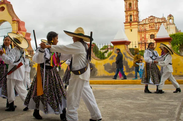 Parade des enfants le jour de la révolution mexicaine . — Photo