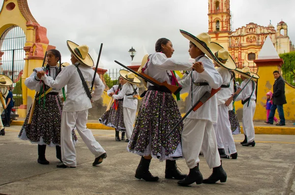 Niños en desfile en el Día de la Revolución de México . — Foto de Stock