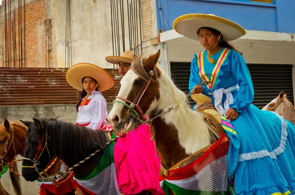 メキシコ革命記念日のパレードに子供. — ストック写真