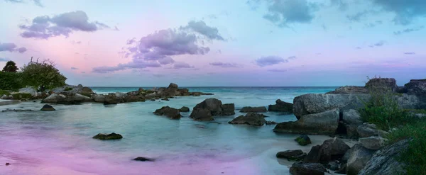 Schöner Sonnenuntergang am Strand — Stockfoto