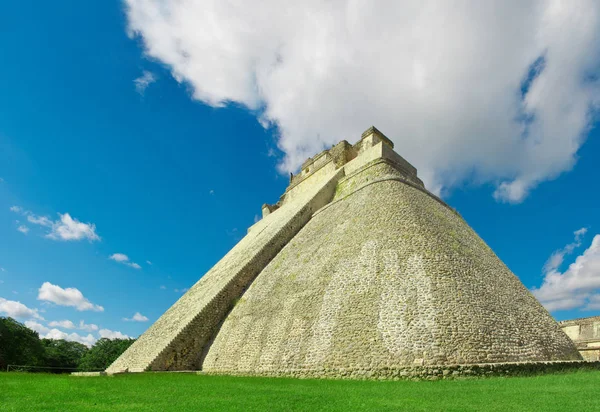 マヤの古代都市ウシュマルの魔術師のピラミッド. — ストック写真