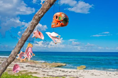 Karayip sahilinde talismans ağacıyla.