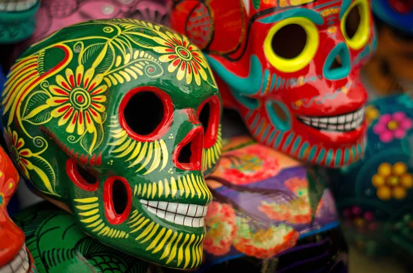 Ingerichte kleurrijke schedels — Stockfoto