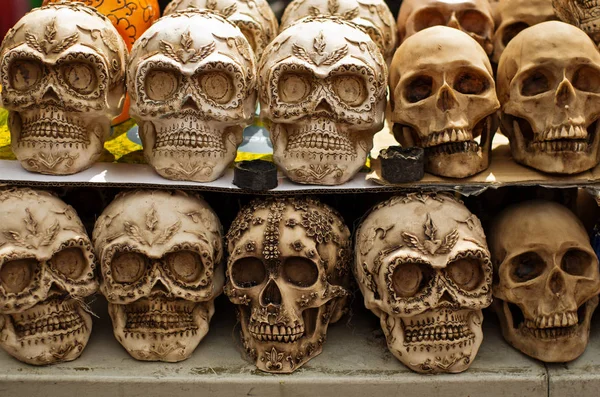 Crânios decorados no mercado — Fotografia de Stock