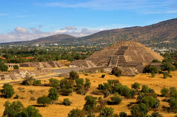 Piramide della Luna e strada della morte — Foto Stock