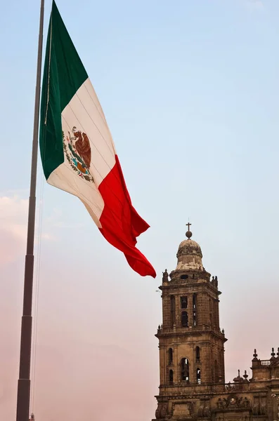 Grand drapeau mexicain sur Zocalo — Photo