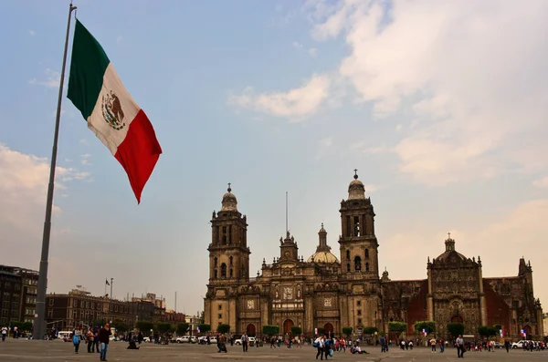 Grand drapeau mexicain sur Zocalo — Photo