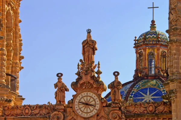Uhr auf der Santa Prisca Kirche — Stockfoto