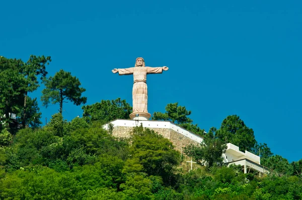 足立の丘で記念碑的なキリスト — ストック写真