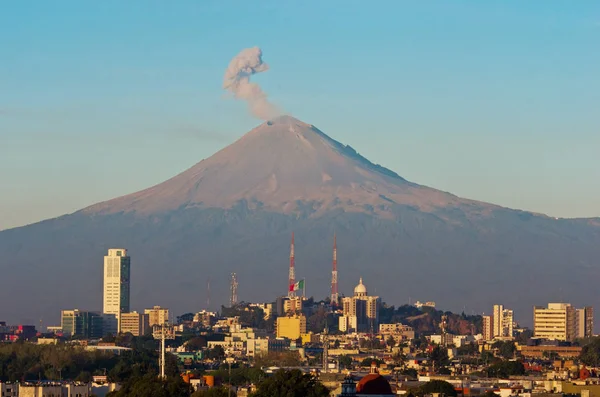 Kasabada Popocatepetl yanardağ