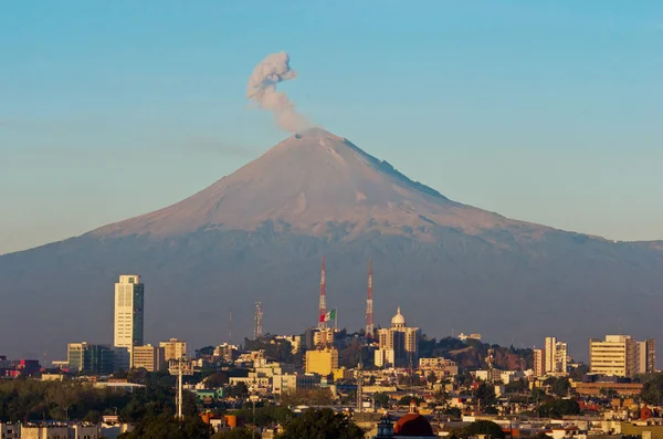Volcán Popocatepetl sobre la ciudad —  Fotos de Stock