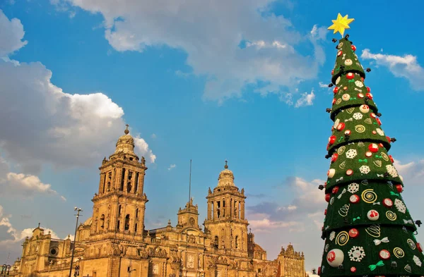 Catedral Metropolitana y decoraciones de árboles de Navidad en Zócalo. Ciudad de México — Foto de Stock