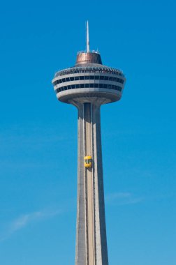Skylon Kulesi Niagara Falls mavi gökyüzü karşı