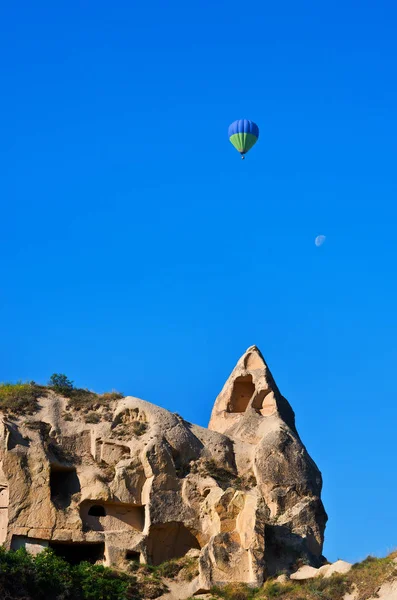 Αερόστατο ζεστού αέρα πάνω από το βουνό — Φωτογραφία Αρχείου