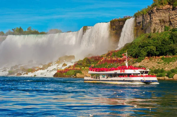 Barco con turistas contra cascada americana . — Foto de Stock