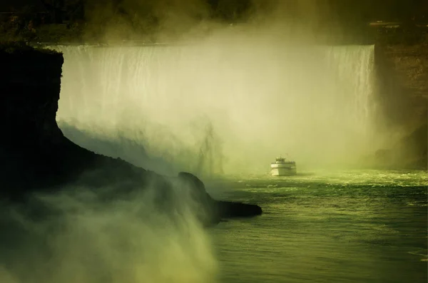 Färjan Maid of the Mist i floden Niagara. — Stockfoto