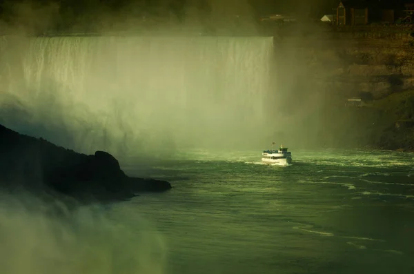 Ferry Criada de la Niebla en el Río Niágara . — Foto de Stock