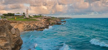 Güzel gündoğumu taşlara Karayipler.