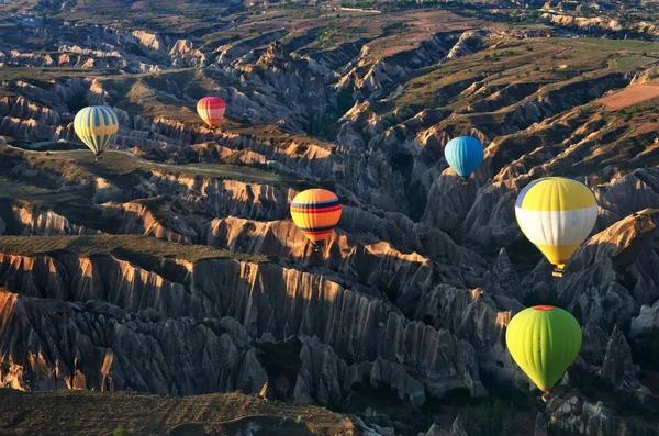 Balões de ar quente sobre a paisagem da montanha — Fotografia de Stock