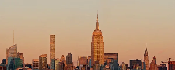 Manhattan skyline panorama al atardecer — Foto de Stock