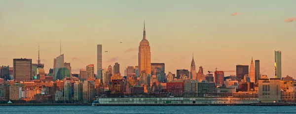 Manhattan látképének panoráma naplementekor — Stock Fotó