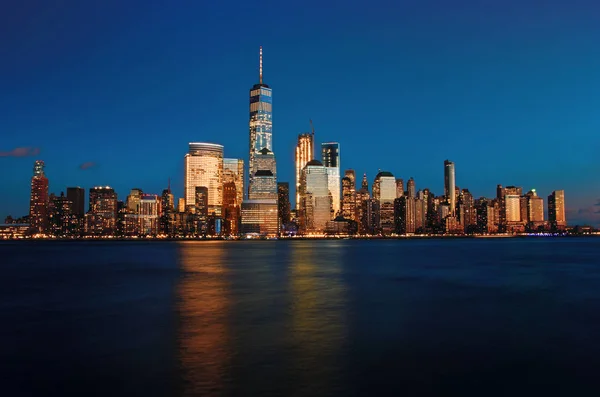 夜晚的曼哈顿天际线 — 图库照片