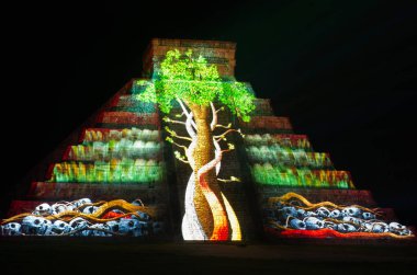 Maya piramit üzerinde ışık gösterisi 