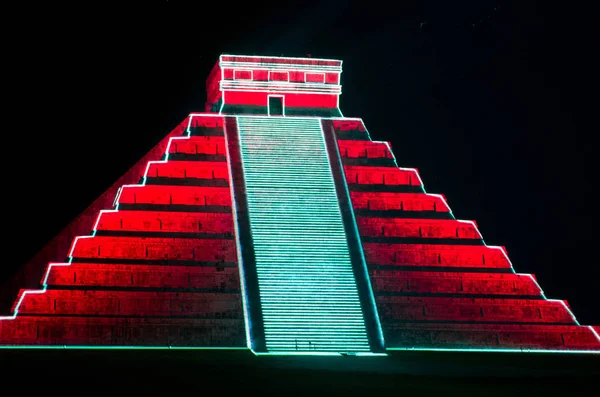 Espectáculo de luz en pirámide maya — Foto de Stock
