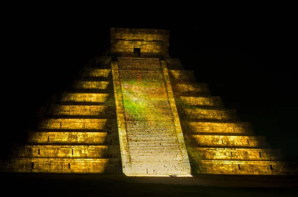 Espectáculo de luz en pirámide maya — Foto de Stock