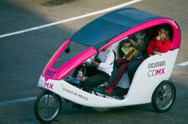 Mexico City Zocalo'da döngüsü taksi