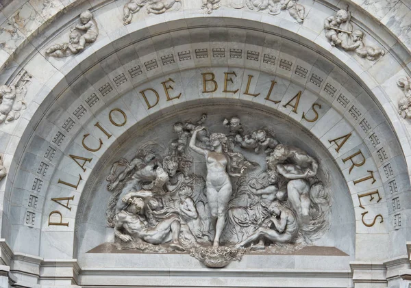 Скульптури на Bellas Artes (палац образотворчого мистецтва) — стокове фото