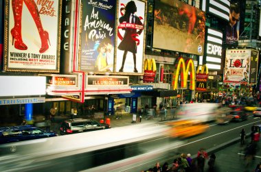 Times Square kalabalık ve trafik 